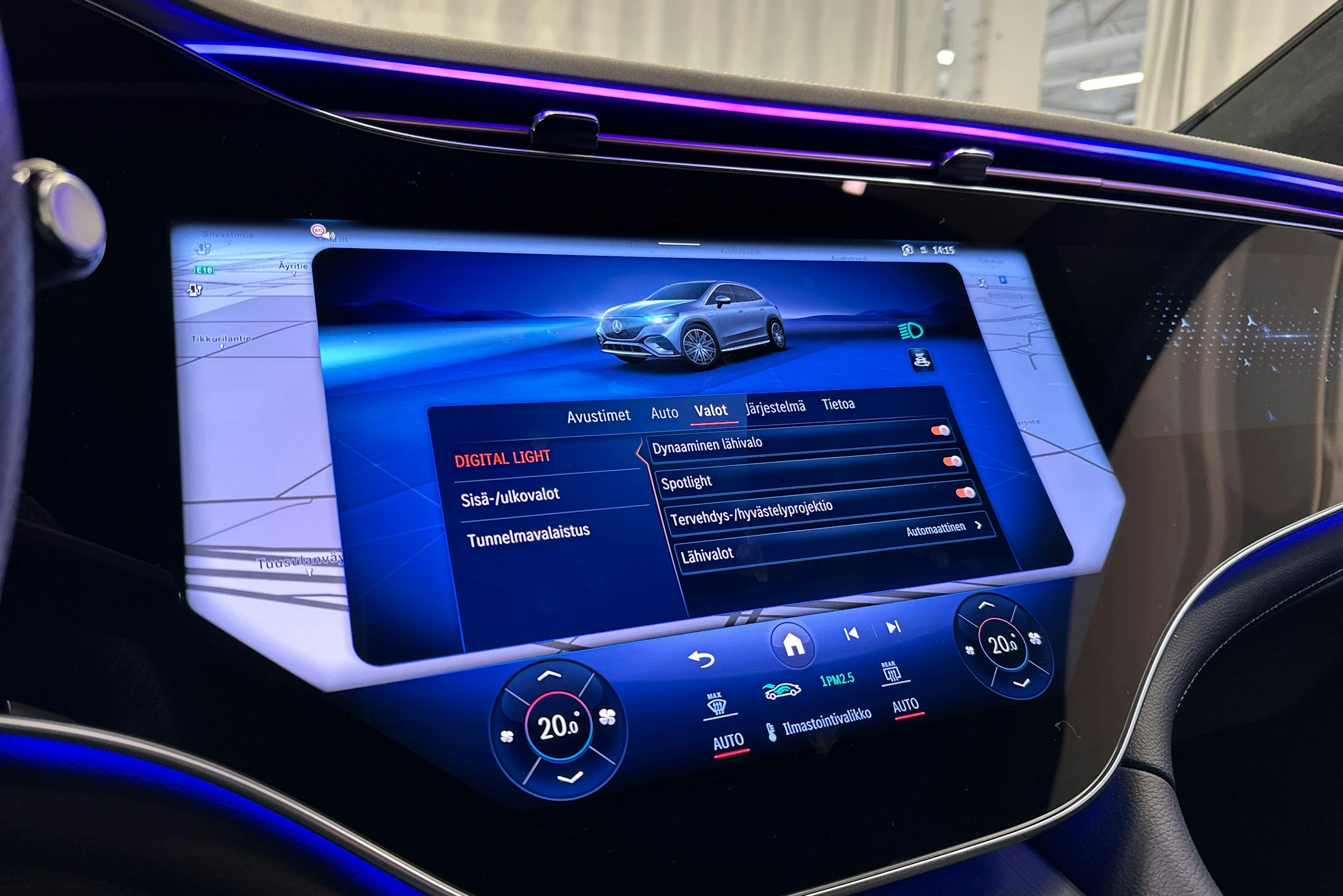 valkoinen Mercedes-Benz EQE SUV 2023 kuva 23.