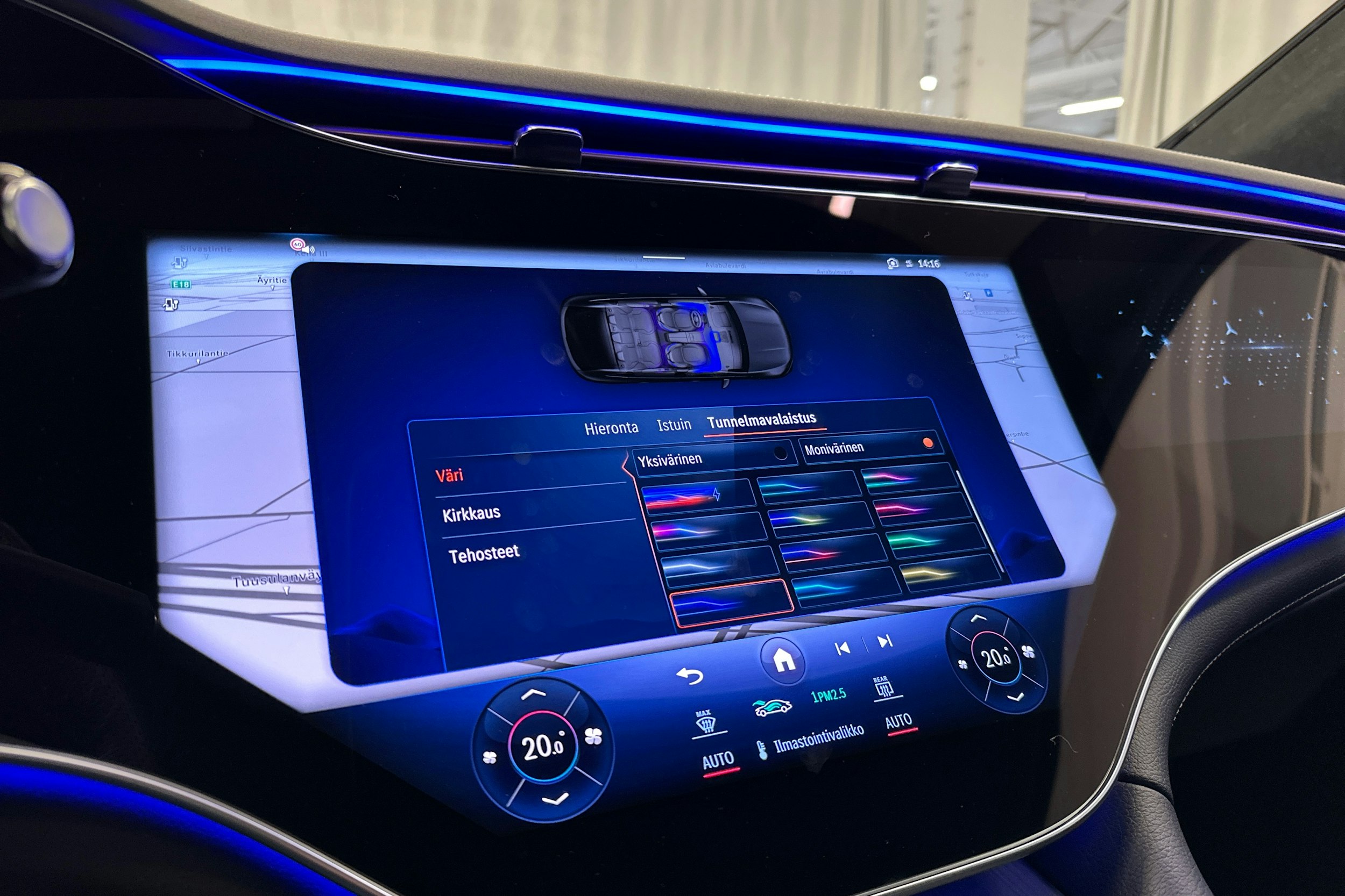 valkoinen Mercedes-Benz EQE SUV 2023 kuva 24.