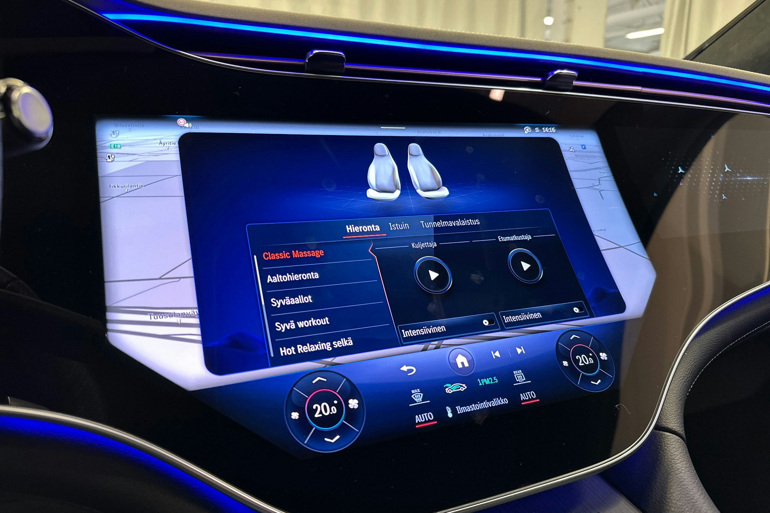 valkoinen Mercedes-Benz EQE SUV 2023 kuva 28.