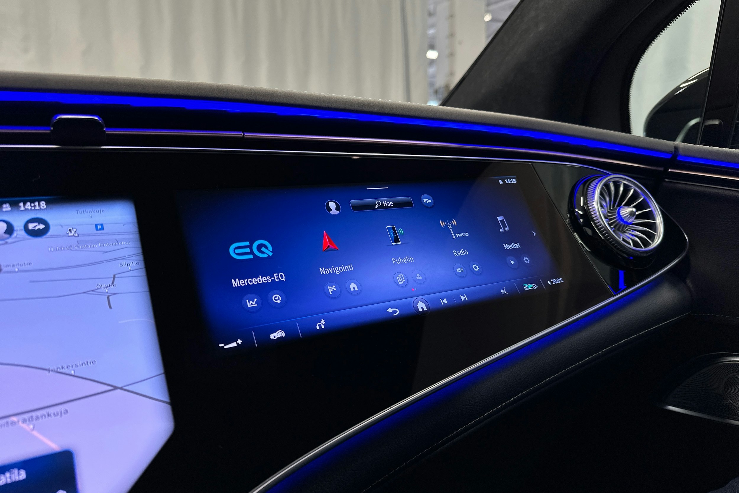 valkoinen Mercedes-Benz EQE SUV 2023 kuva 30.