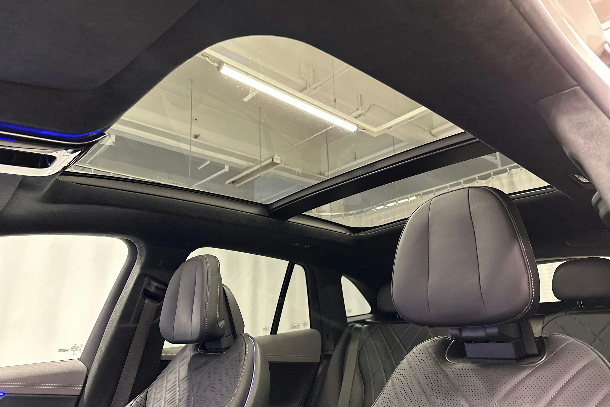 valkoinen Mercedes-Benz EQE SUV 2023 kuva 33.