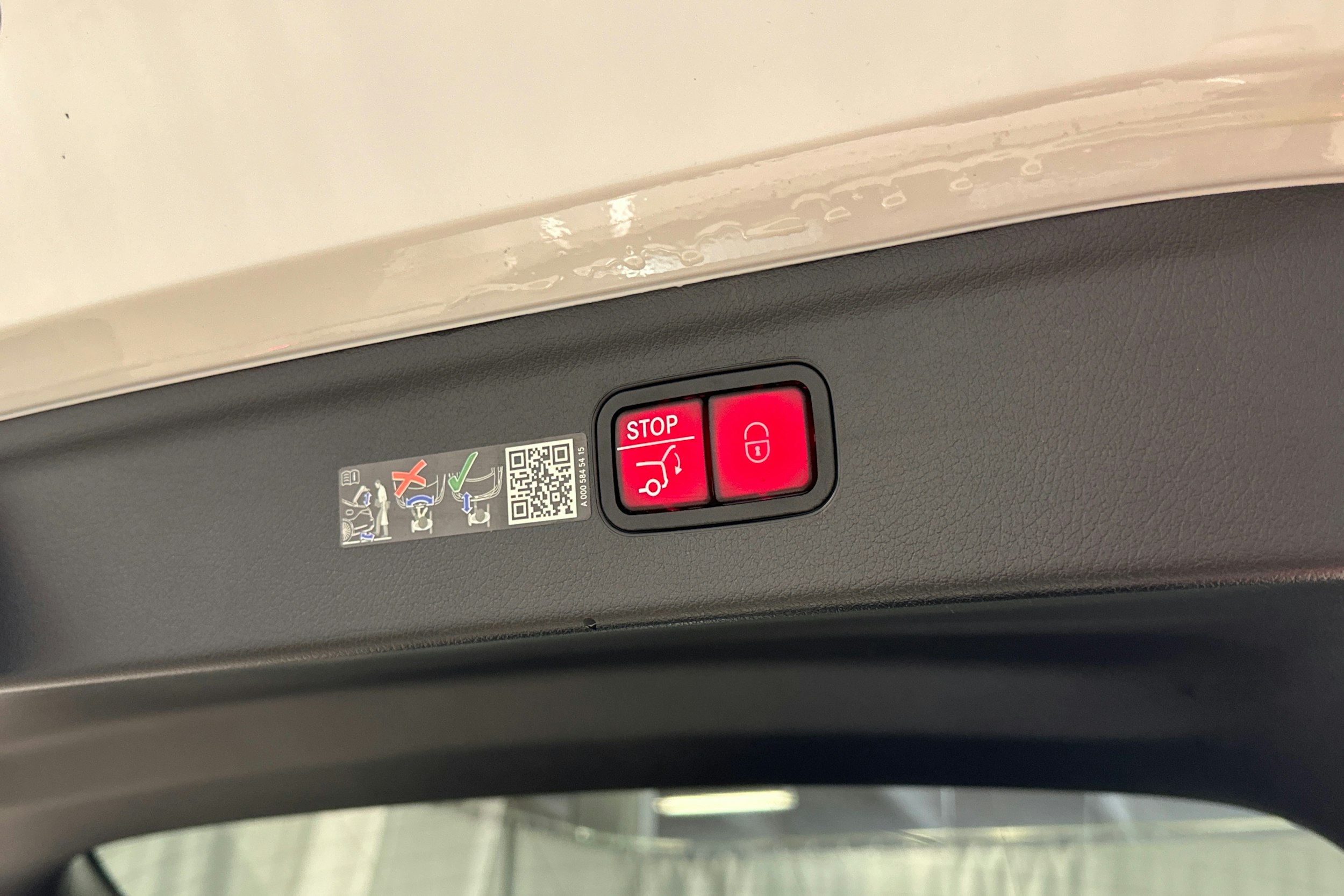 valkoinen Mercedes-Benz EQE SUV 2023 kuva 38.
