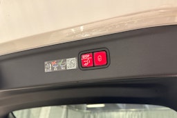 valkoinen Mercedes-Benz EQE SUV 2023 kuva 38.