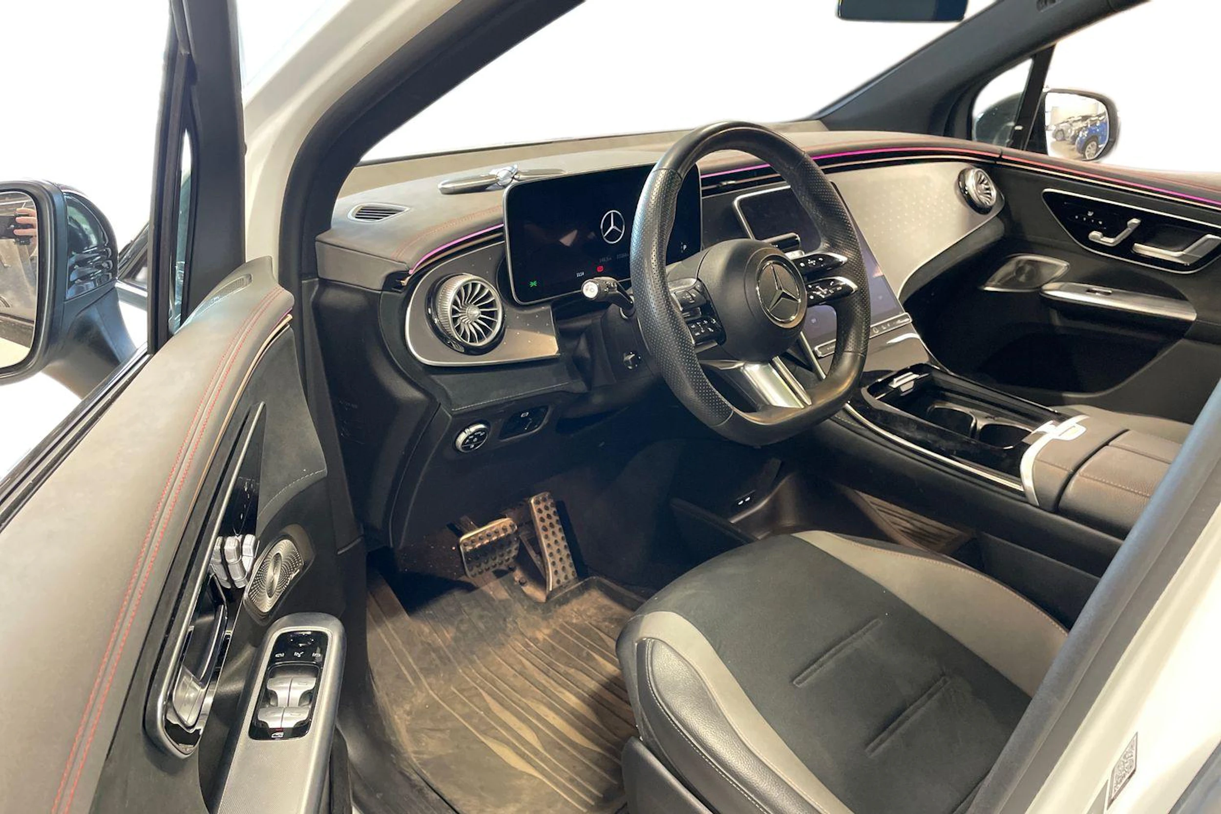 valkoinen Mercedes-Benz EQE SUV 2023 kuva 3.