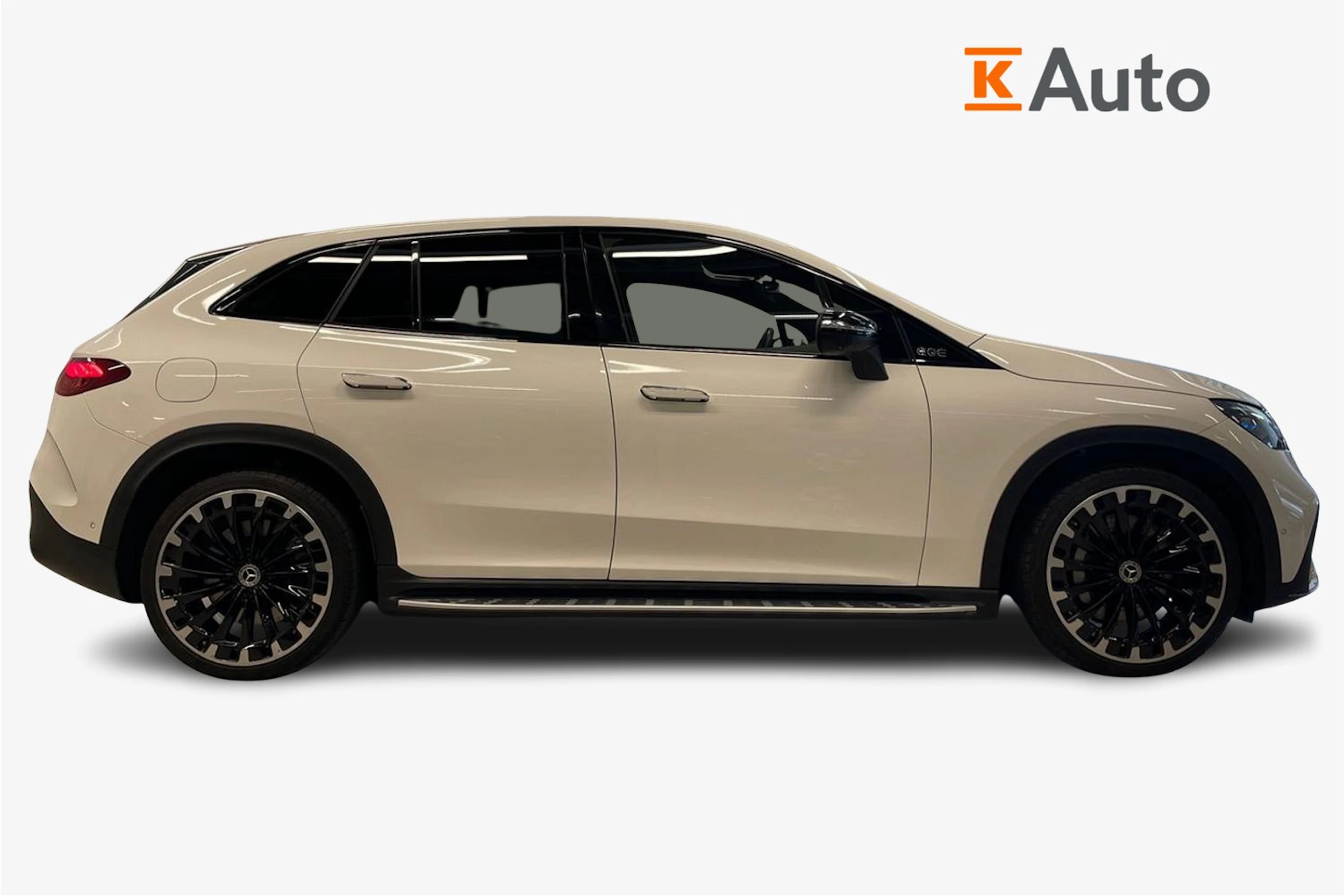 valkoinen Mercedes-Benz EQE SUV 2023 kuva 7.