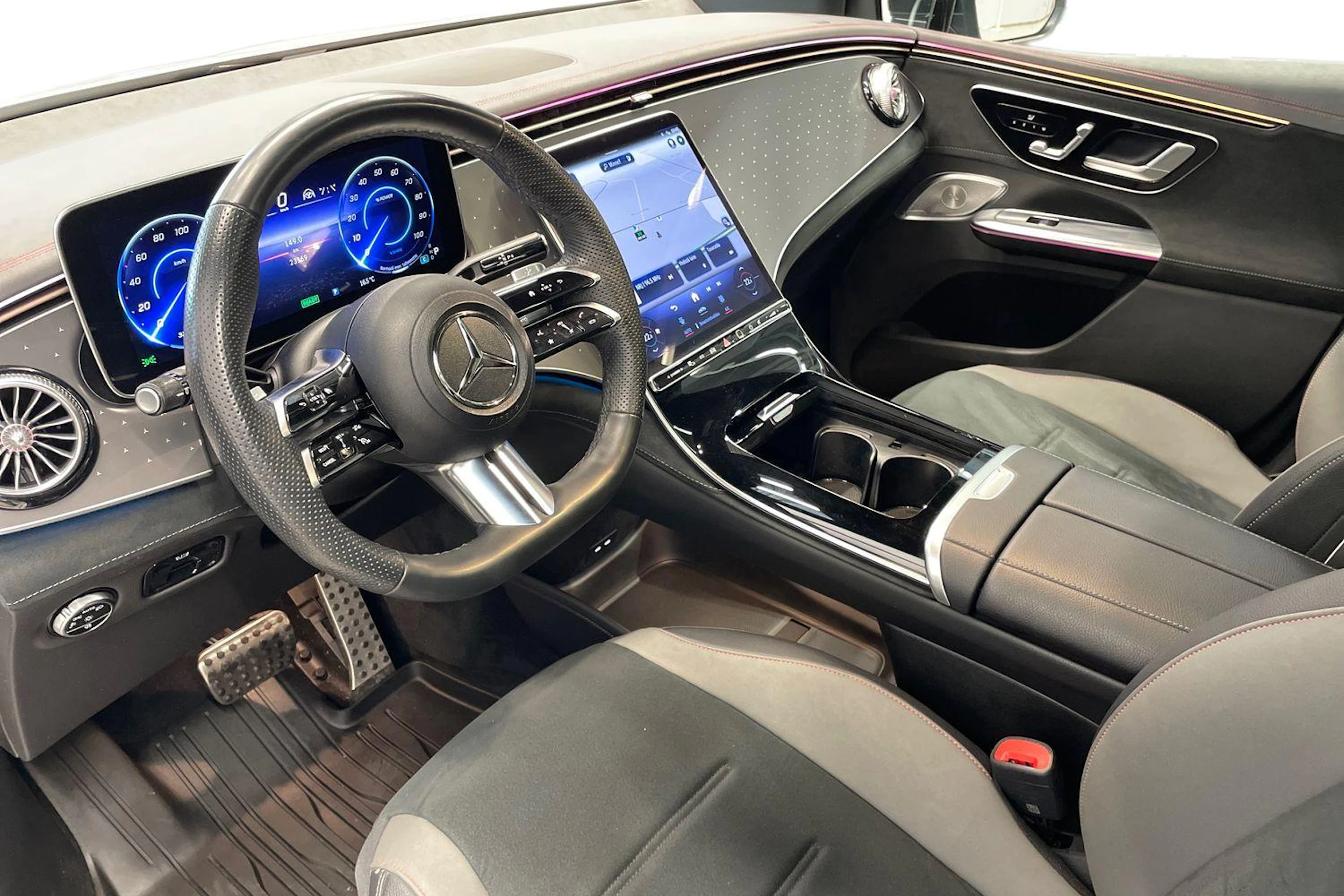 valkoinen Mercedes-Benz EQE SUV 2023 kuva 8.