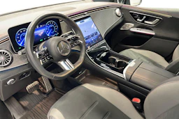 valkoinen Mercedes-Benz EQE SUV 2023 kuva 8.