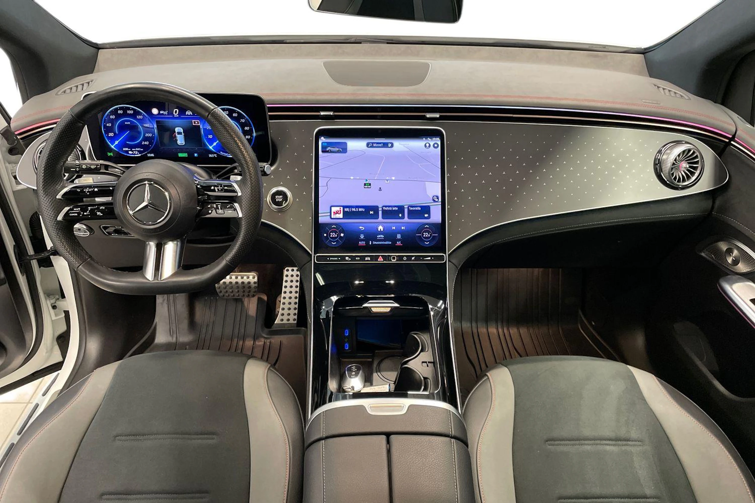 valkoinen Mercedes-Benz EQE SUV 2023 kuva 9.