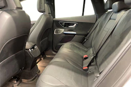 valkoinen Mercedes-Benz EQE SUV 2023 kuva 11.