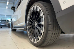 valkoinen Mercedes-Benz EQE SUV 2023 kuva 13.