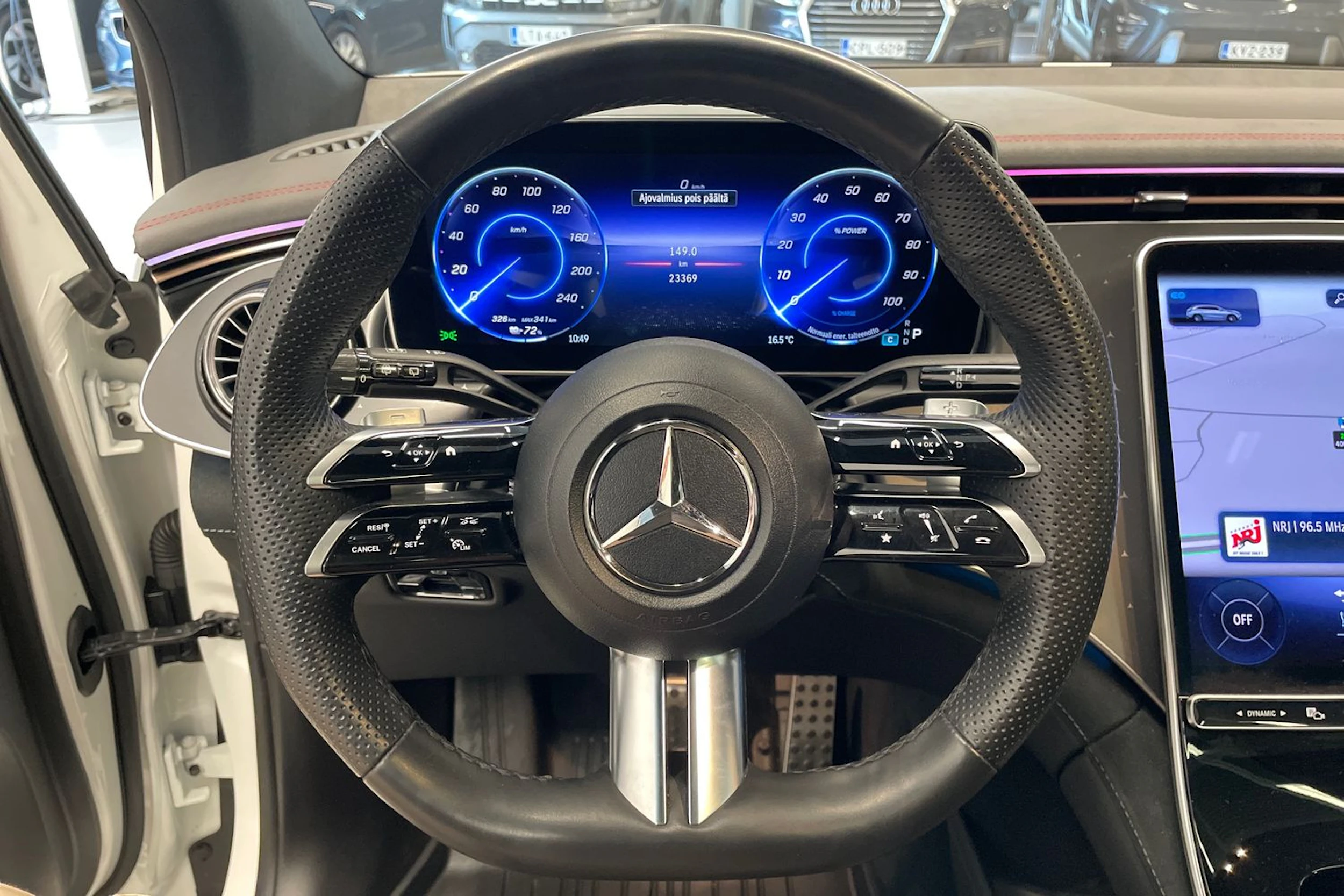 valkoinen Mercedes-Benz EQE SUV 2023 kuva 17.
