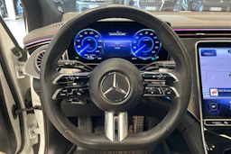 valkoinen Mercedes-Benz EQE SUV 2023 kuva 17.