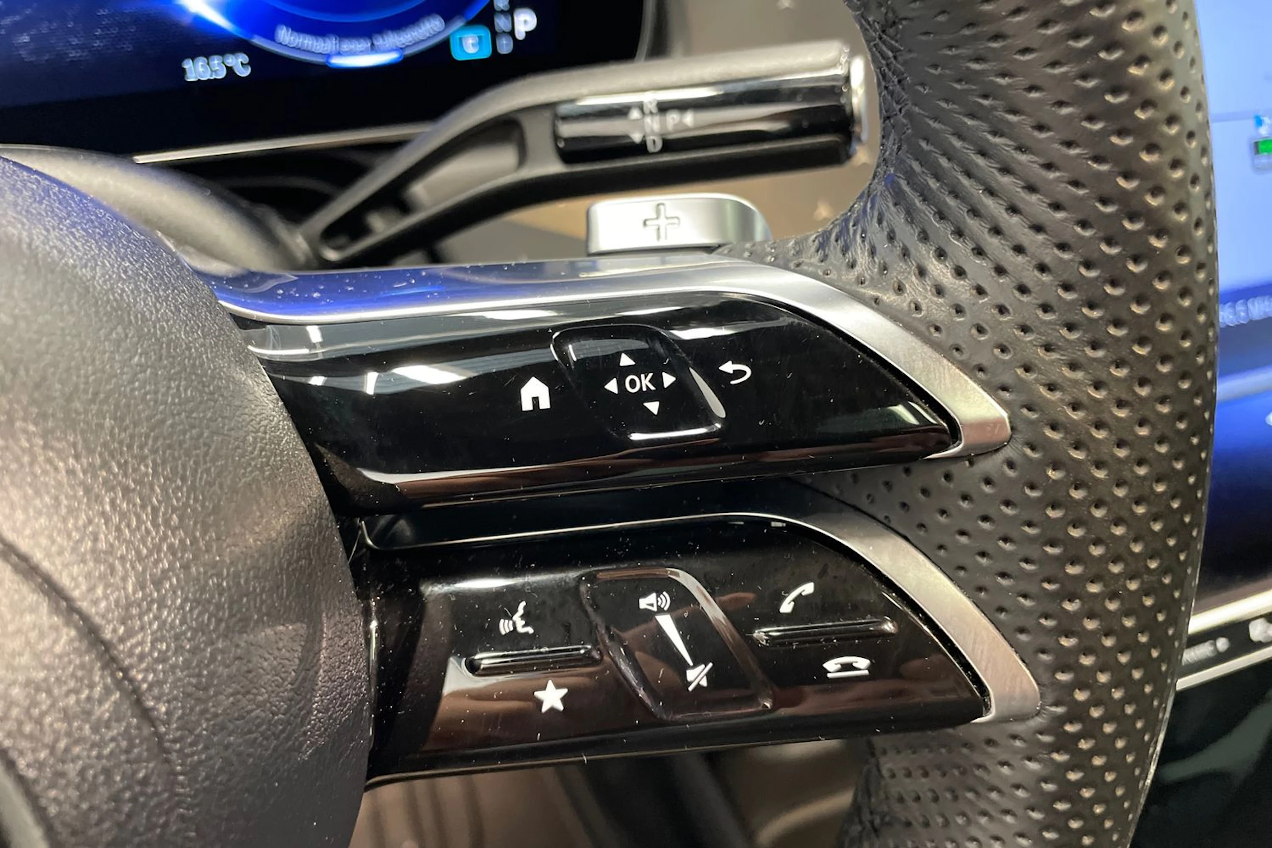 valkoinen Mercedes-Benz EQE SUV 2023 kuva 19.