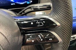 valkoinen Mercedes-Benz EQE SUV 2023 kuva 19.