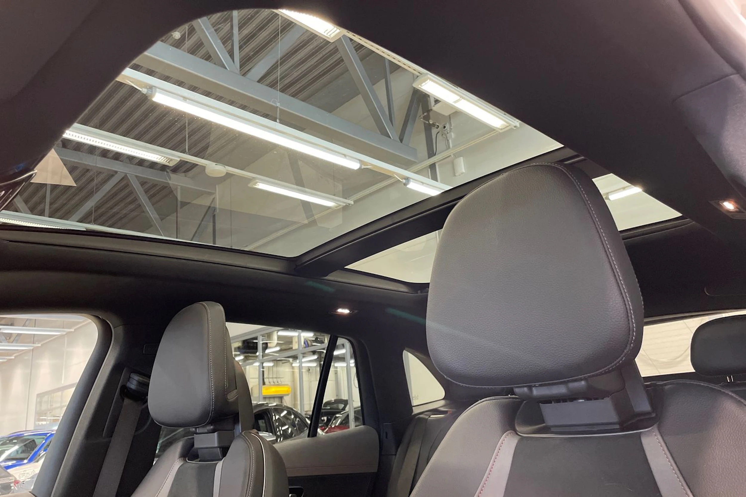 valkoinen Mercedes-Benz EQE SUV 2023 kuva 21.