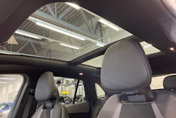 valkoinen Mercedes-Benz EQE SUV 2023 kuva 21.