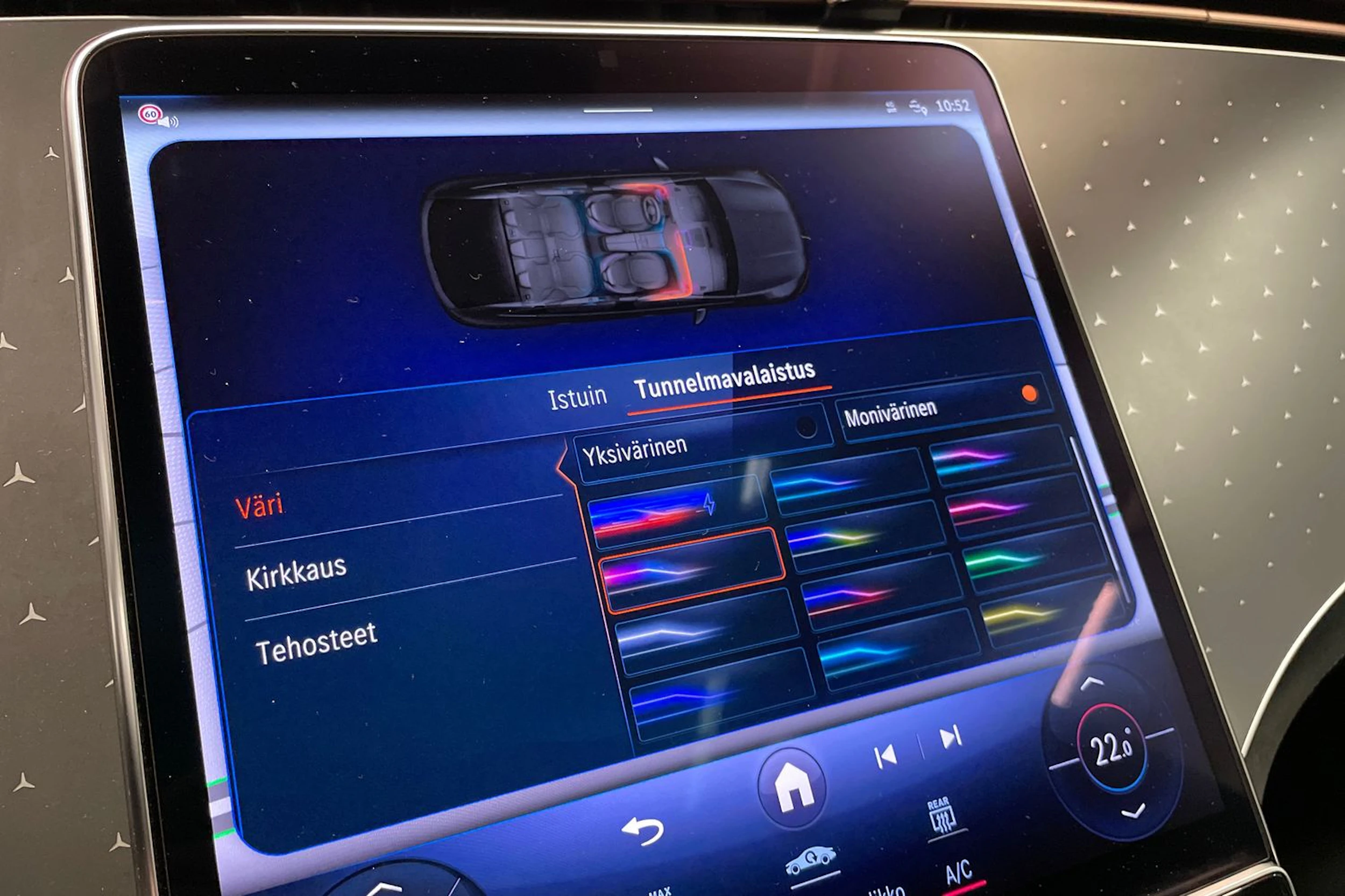 valkoinen Mercedes-Benz EQE SUV 2023 kuva 24.