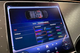 valkoinen Mercedes-Benz EQE SUV 2023 kuva 24.