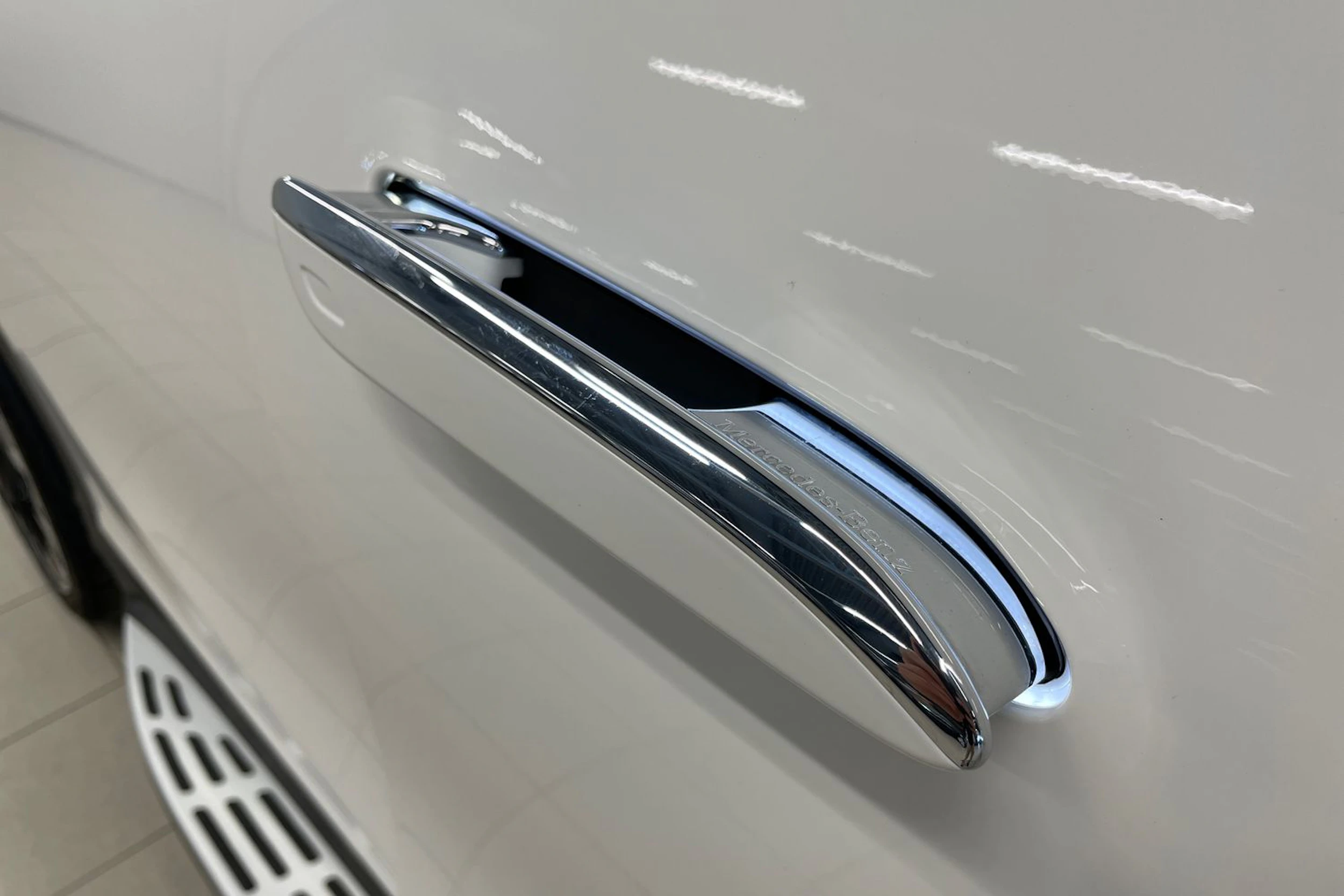 valkoinen Mercedes-Benz EQE SUV 2023 kuva 30.