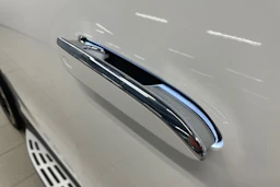 valkoinen Mercedes-Benz EQE SUV 2023 kuva 30.