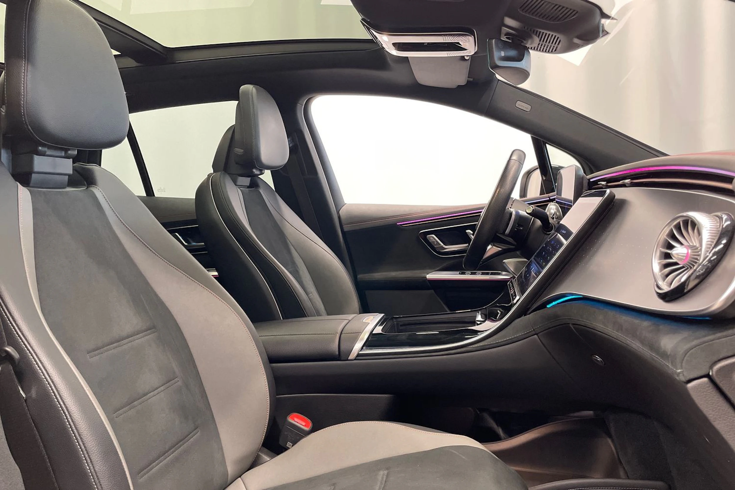 valkoinen Mercedes-Benz EQE SUV 2023 kuva 31.