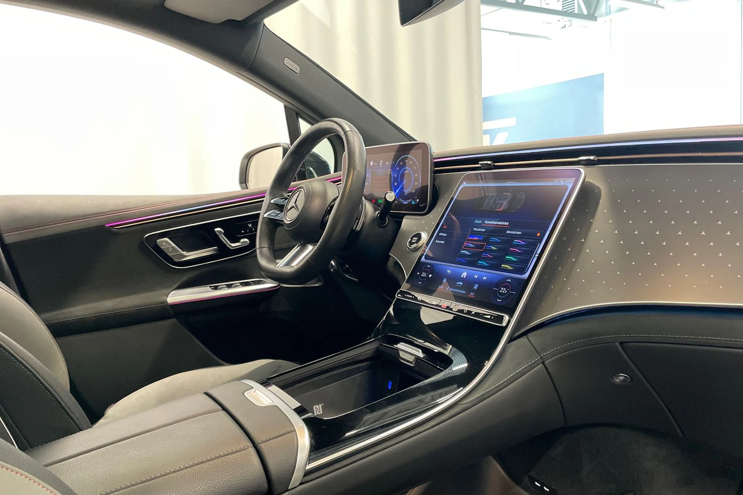 valkoinen Mercedes-Benz EQE SUV 2023 kuva 32.