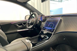 valkoinen Mercedes-Benz EQE SUV 2023 kuva 32.