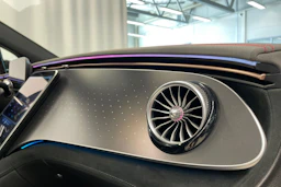 valkoinen Mercedes-Benz EQE SUV 2023 kuva 33.