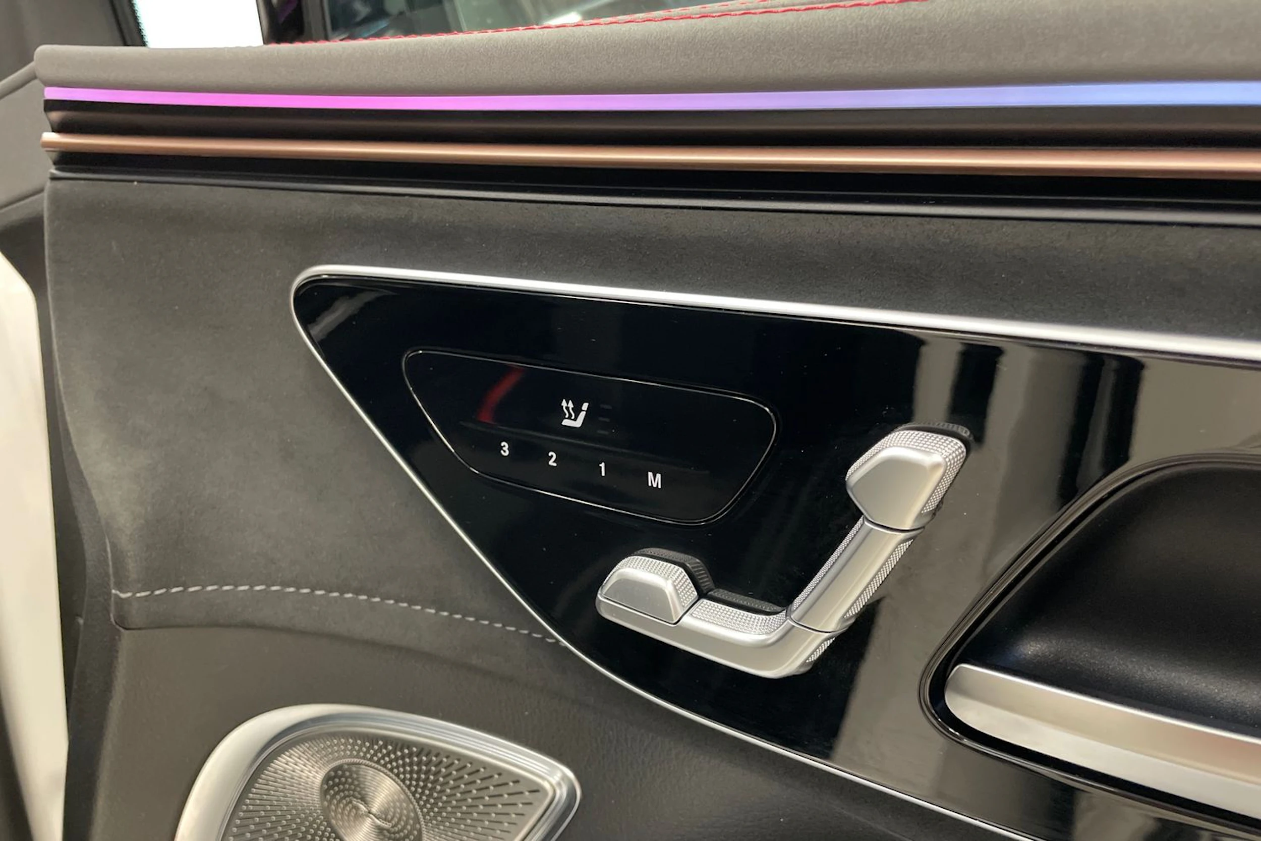 valkoinen Mercedes-Benz EQE SUV 2023 kuva 34.