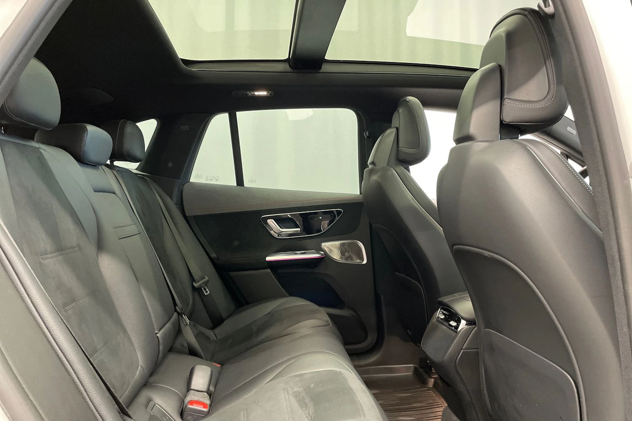 valkoinen Mercedes-Benz EQE SUV 2023 kuva 36.