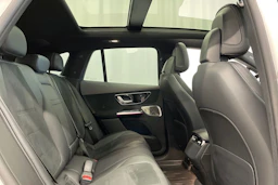 valkoinen Mercedes-Benz EQE SUV 2023 kuva 36.