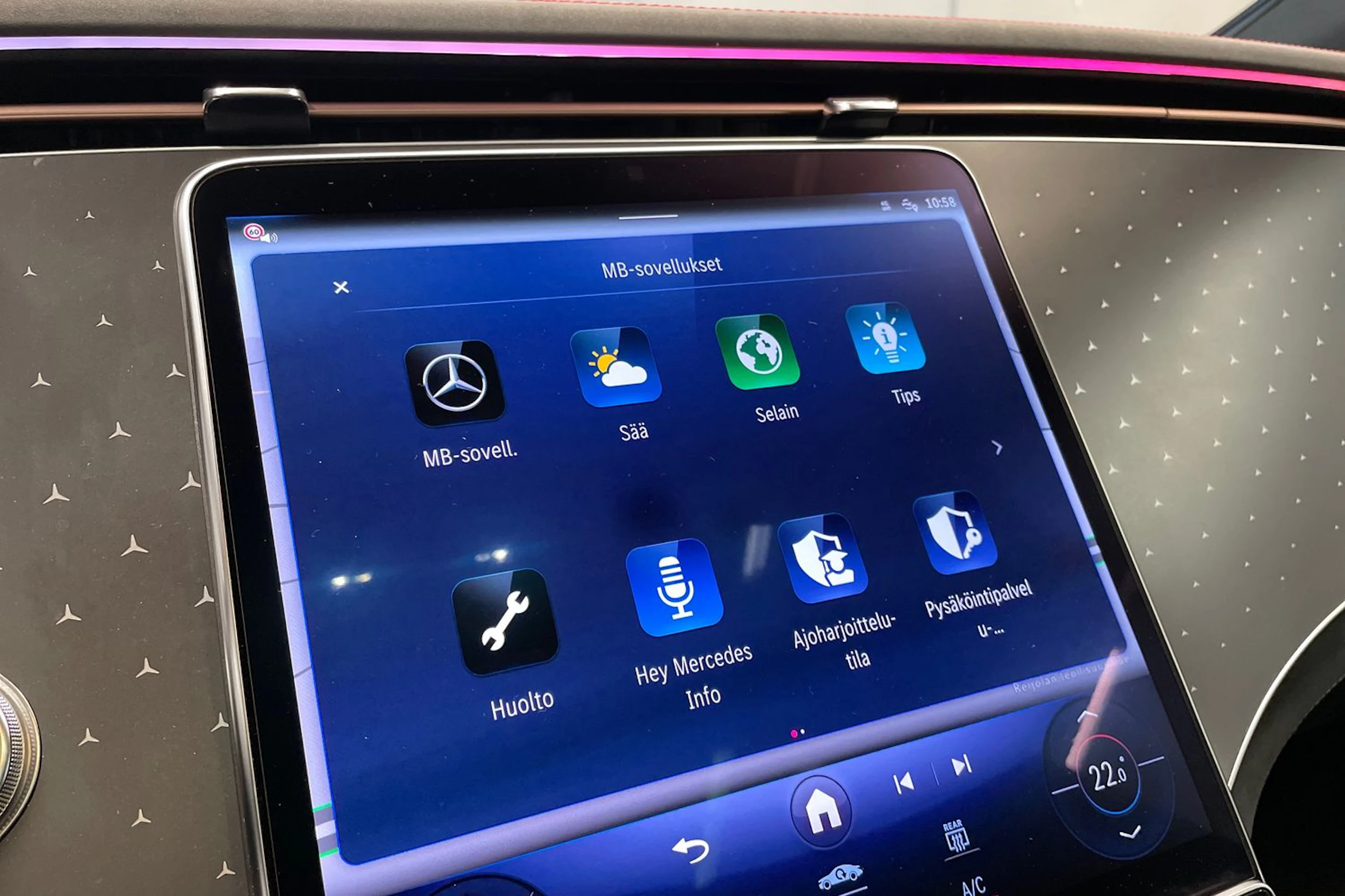 valkoinen Mercedes-Benz EQE SUV 2023 kuva 40.