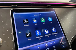 valkoinen Mercedes-Benz EQE SUV 2023 kuva 40.