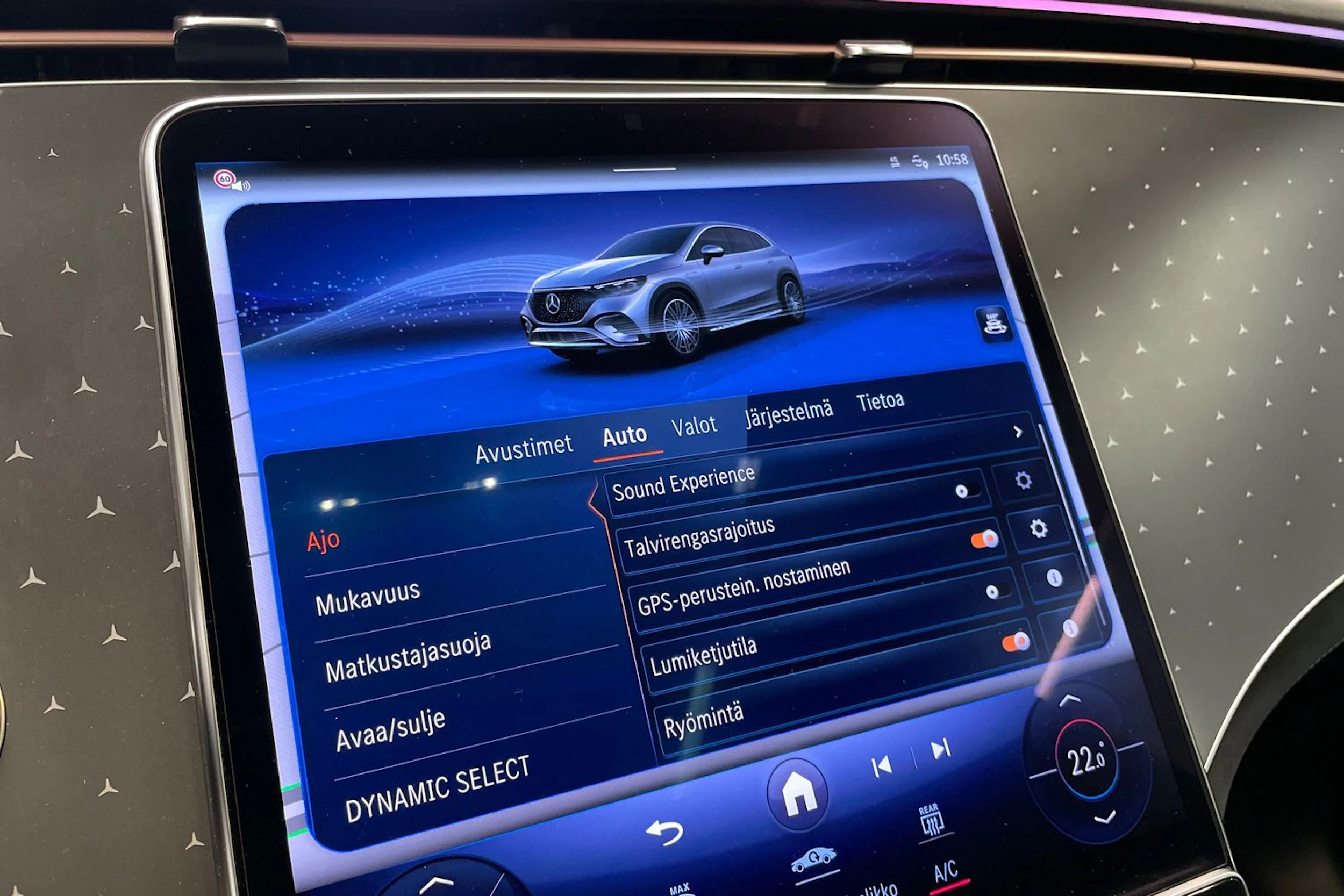 valkoinen Mercedes-Benz EQE SUV 2023 kuva 42.