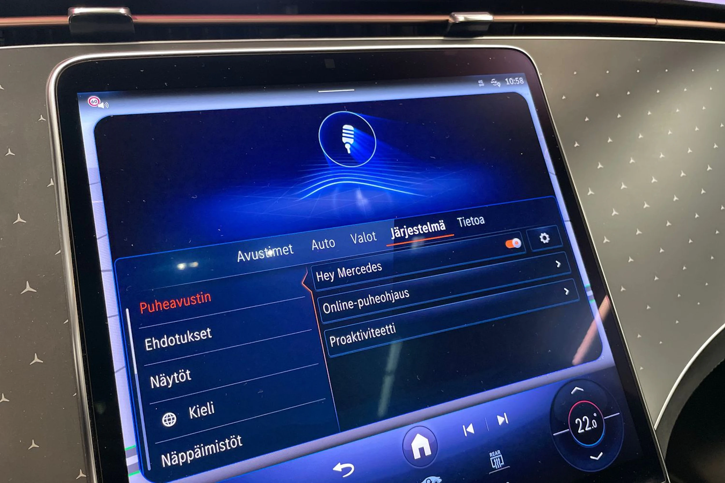 valkoinen Mercedes-Benz EQE SUV 2023 kuva 44.