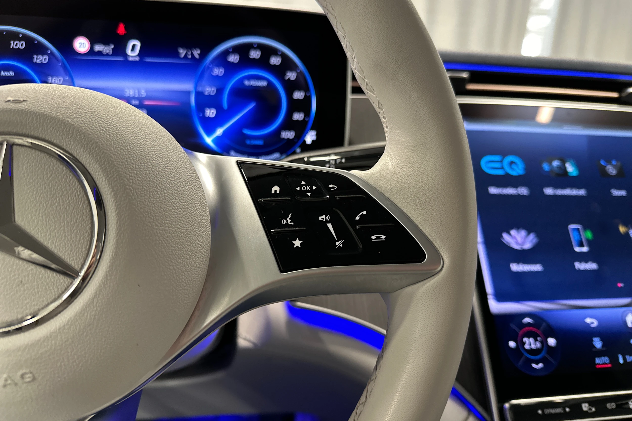 harmaa Mercedes-Benz EQE SUV 2024 kuva 16.