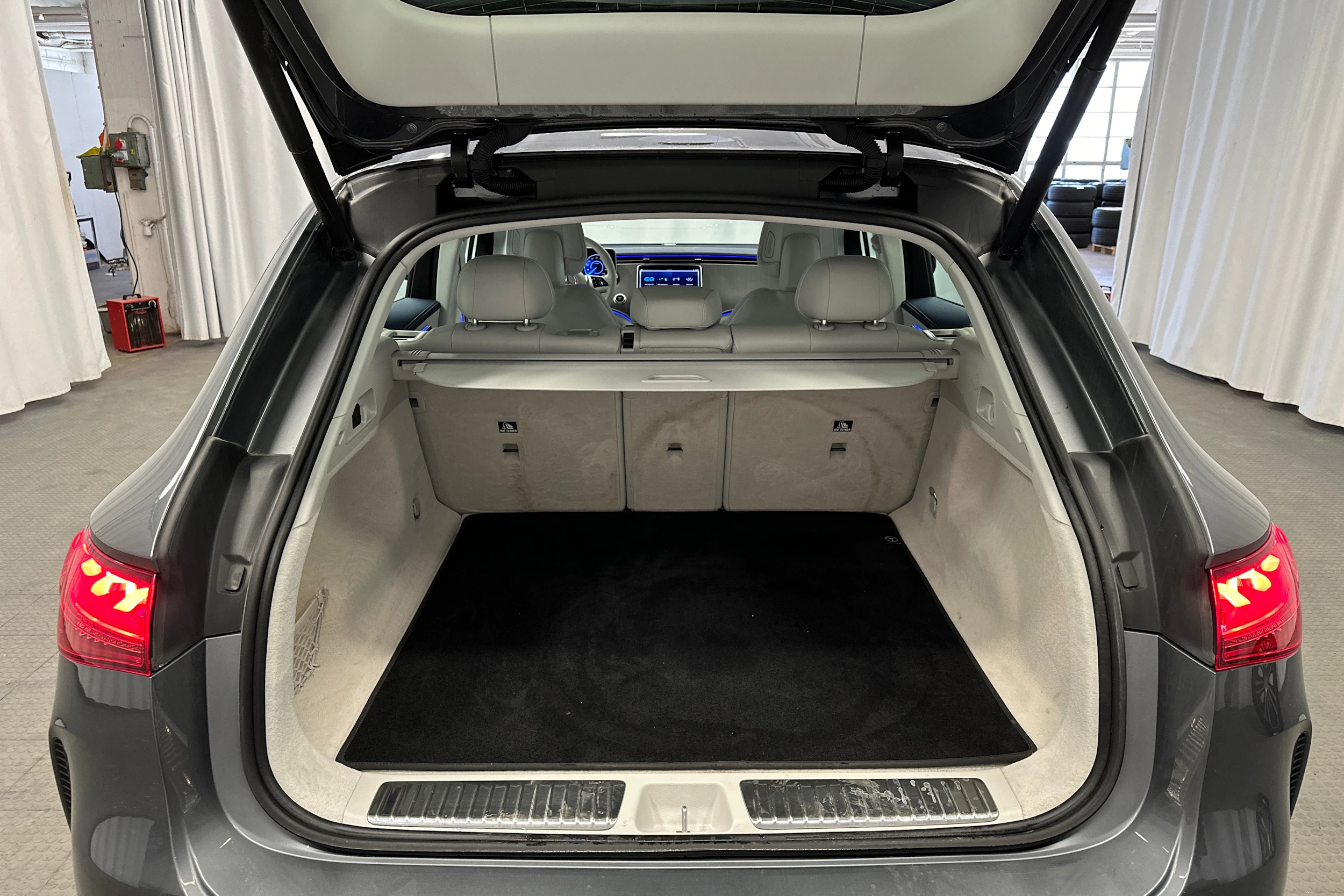 harmaa Mercedes-Benz EQE SUV 2024 kuva 28.
