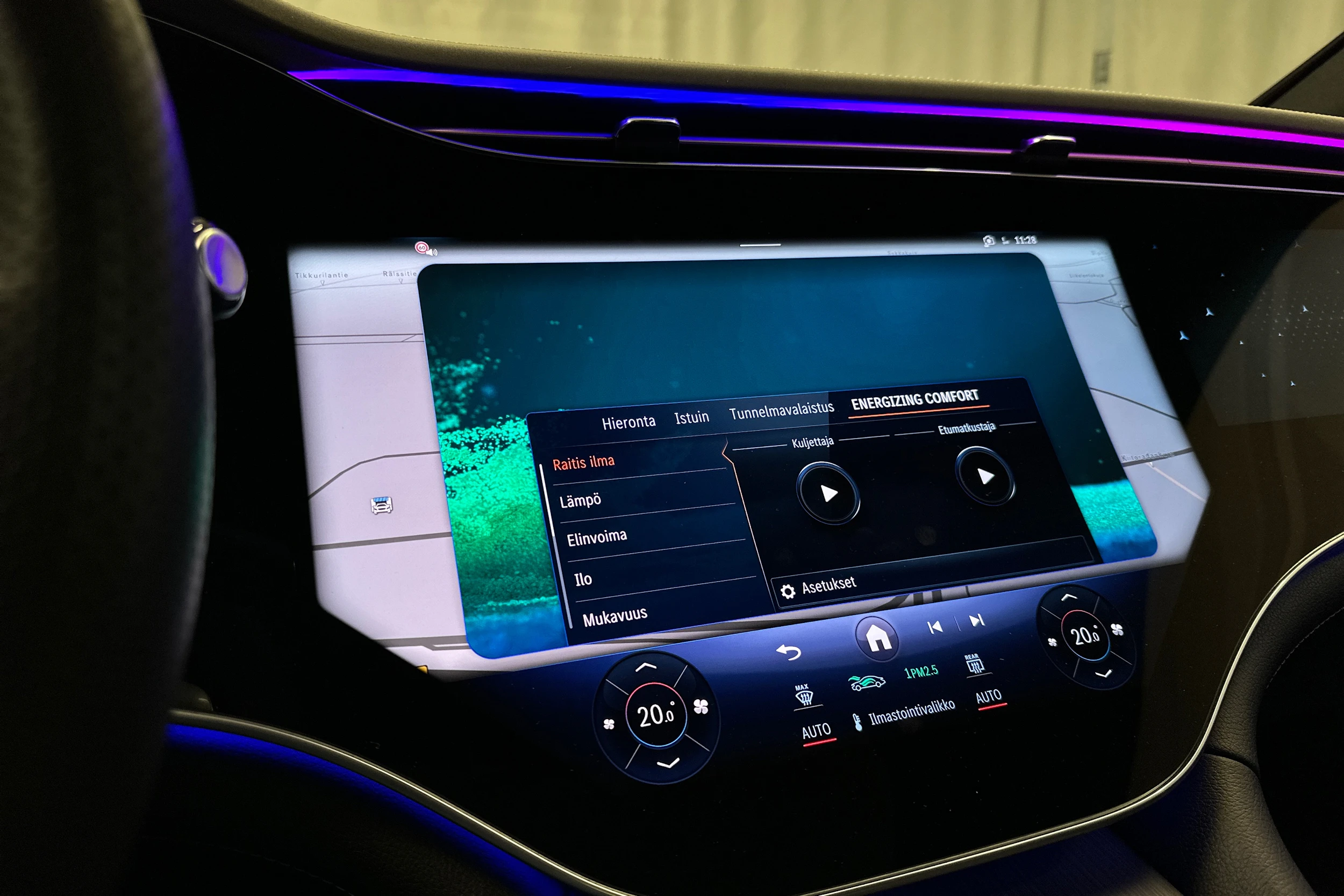 vihreä Mercedes-Benz EQE SUV 2024 kuva 26.