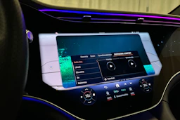 vihreä Mercedes-Benz EQE SUV 2024 kuva 26.