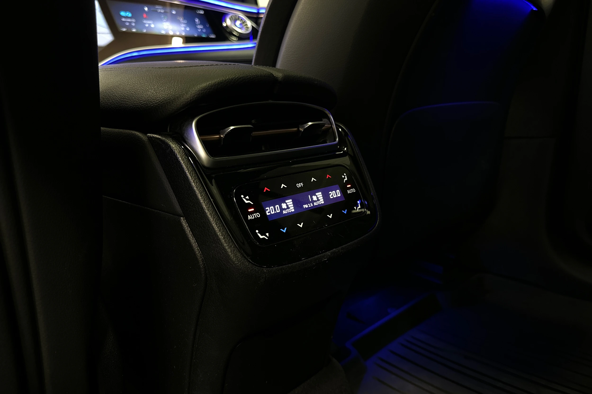 vihreä Mercedes-Benz EQE SUV 2024 kuva 39.