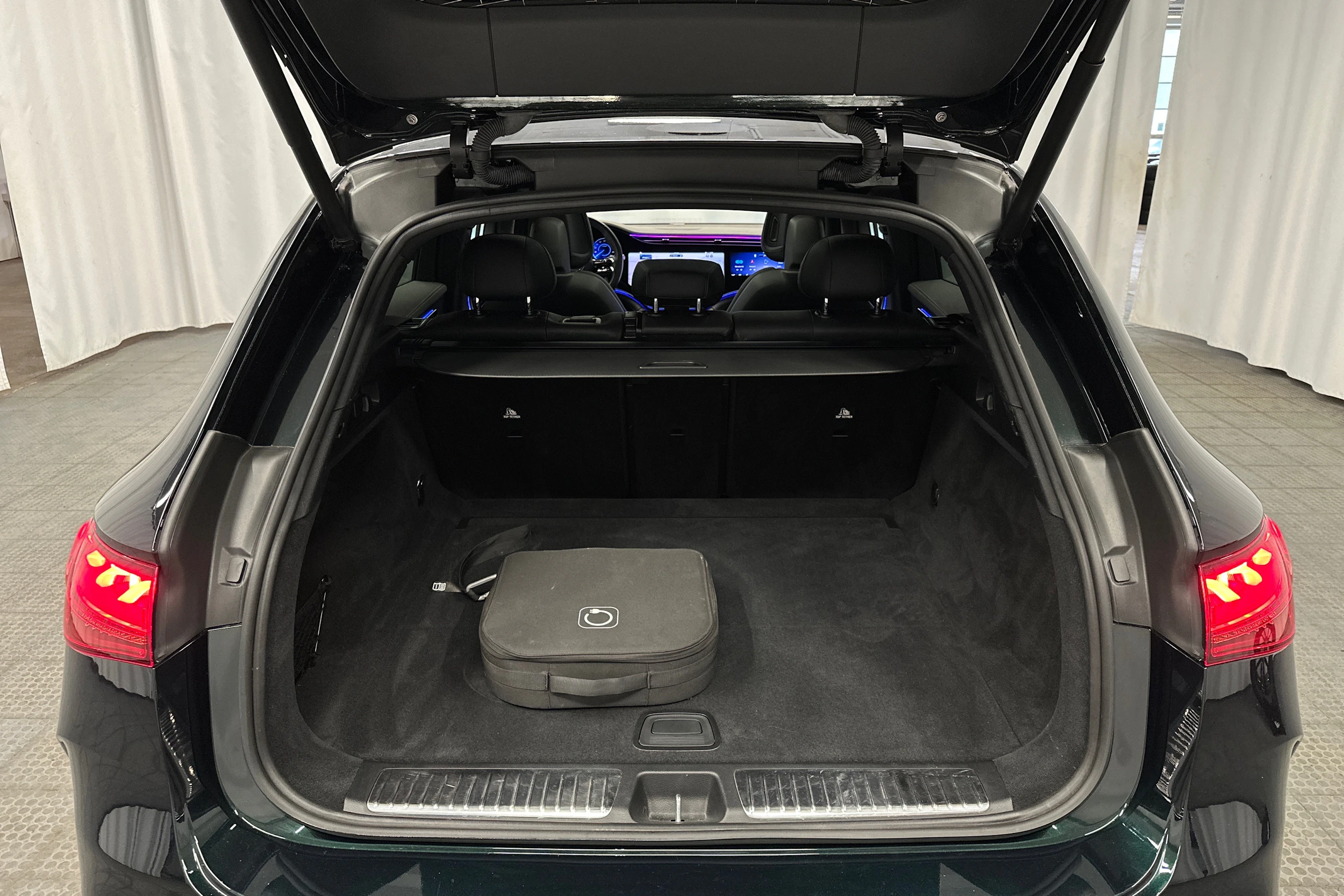 vihreä Mercedes-Benz EQE SUV 2024 kuva 40.