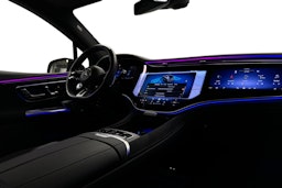 valkoinen Mercedes-Benz EQE SUV 2024 kuva 7.