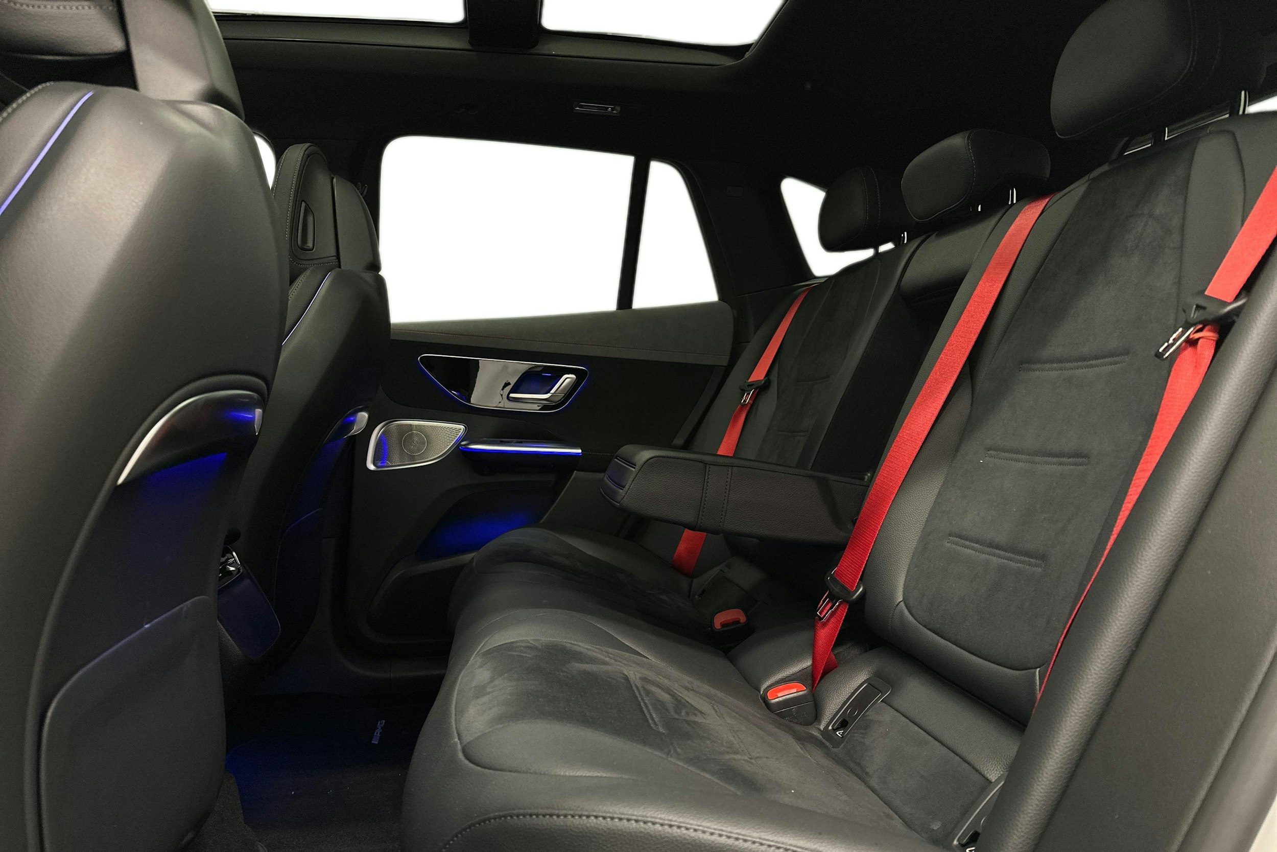 valkoinen Mercedes-Benz EQE SUV 2024 kuva 8.