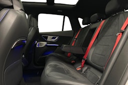 valkoinen Mercedes-Benz EQE SUV 2024 kuva 8.