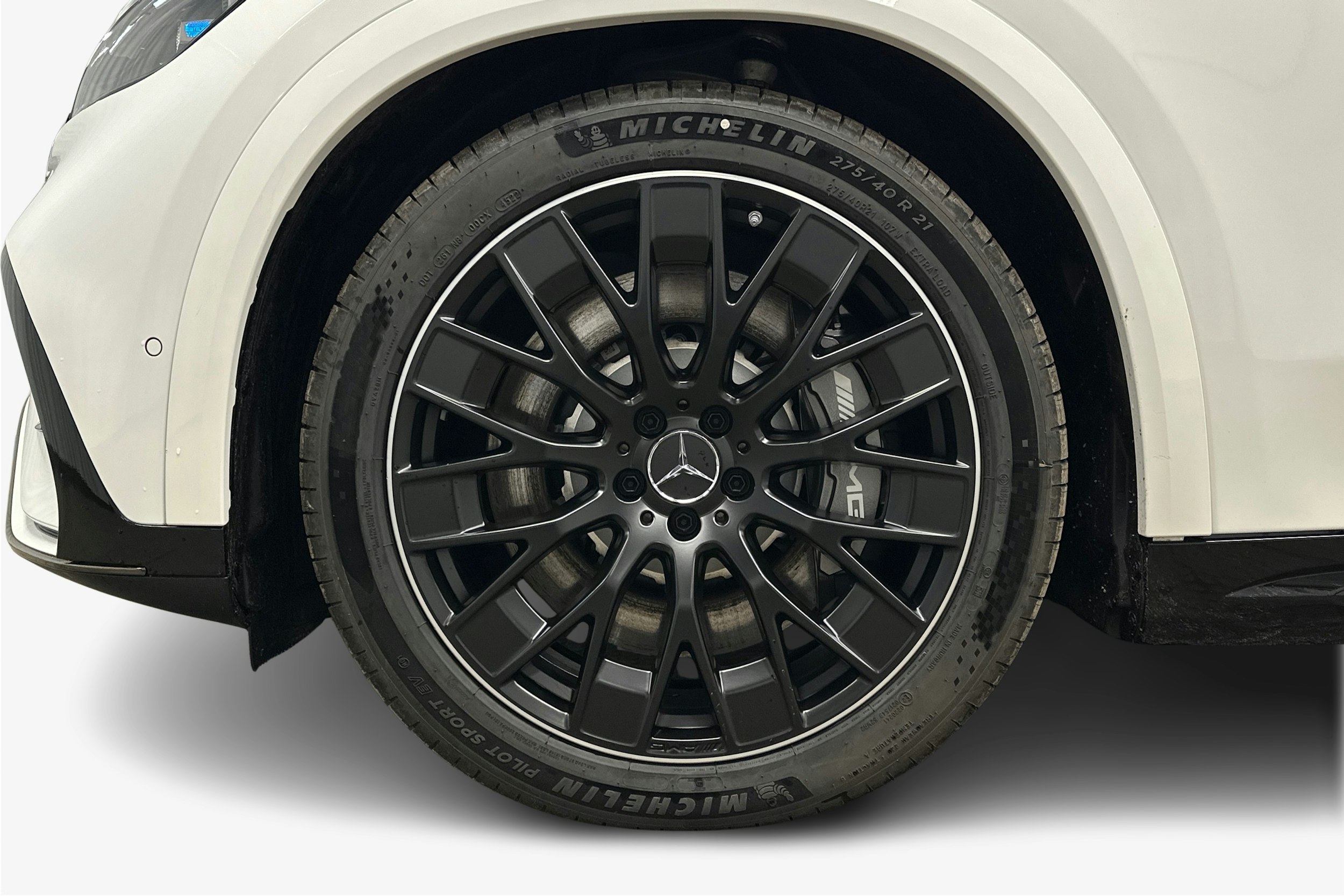 valkoinen Mercedes-Benz EQE SUV 2024 kuva 9.