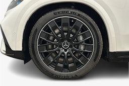 valkoinen Mercedes-Benz EQE SUV 2024 kuva 9.