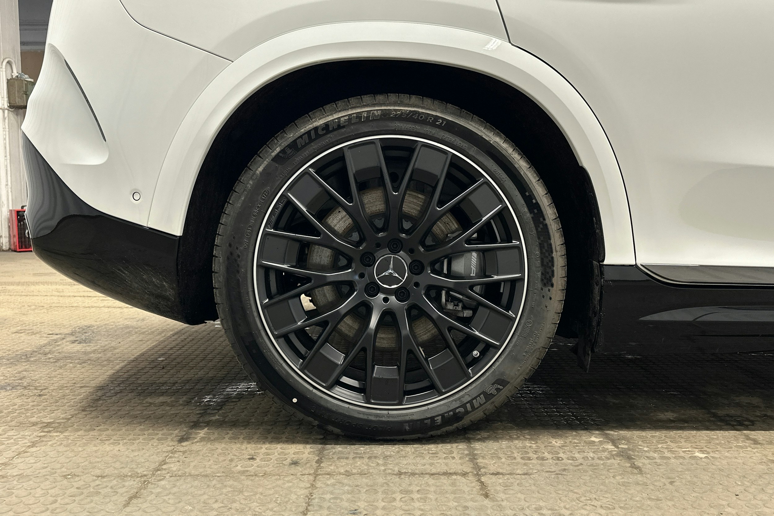 valkoinen Mercedes-Benz EQE SUV 2024 kuva 10.