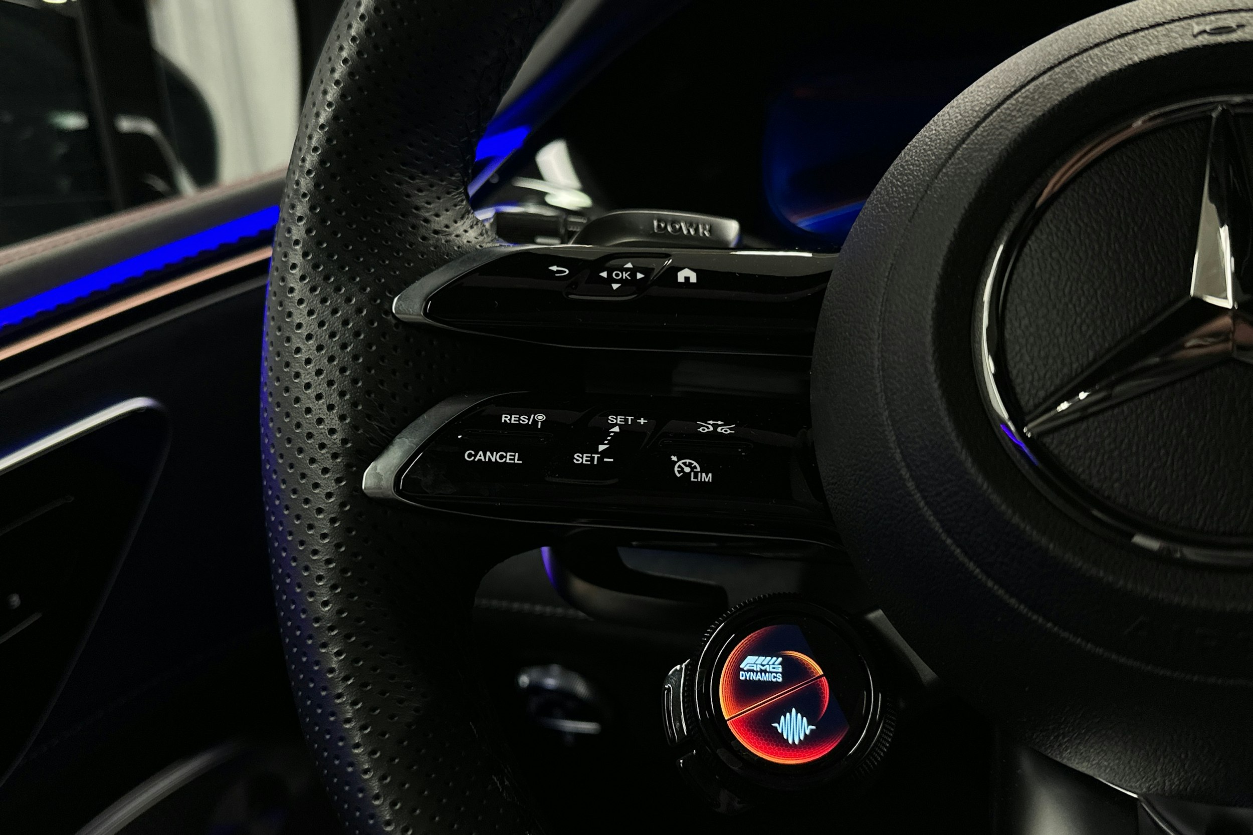 valkoinen Mercedes-Benz EQE SUV 2024 kuva 11.