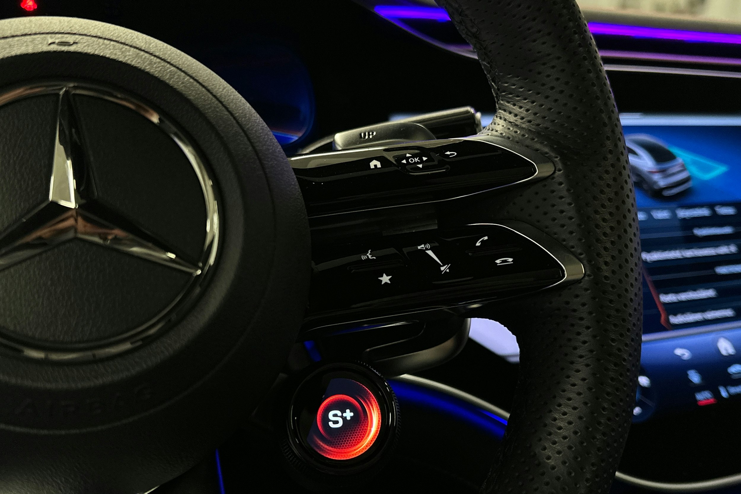 valkoinen Mercedes-Benz EQE SUV 2024 kuva 12.