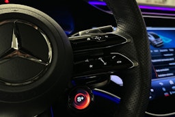 valkoinen Mercedes-Benz EQE SUV 2024 kuva 12.